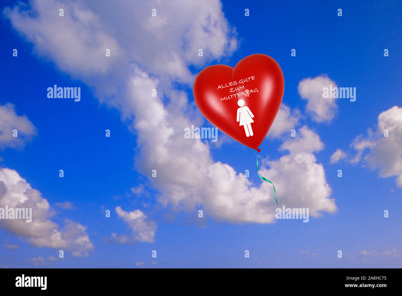 Roter Herzluftballon vor blauen Himmel, Herzform, Luftballon, Cumulus Wolken, Muttertag, Glückwünsche, Alles Gute zum Muttertag, Stock Photo