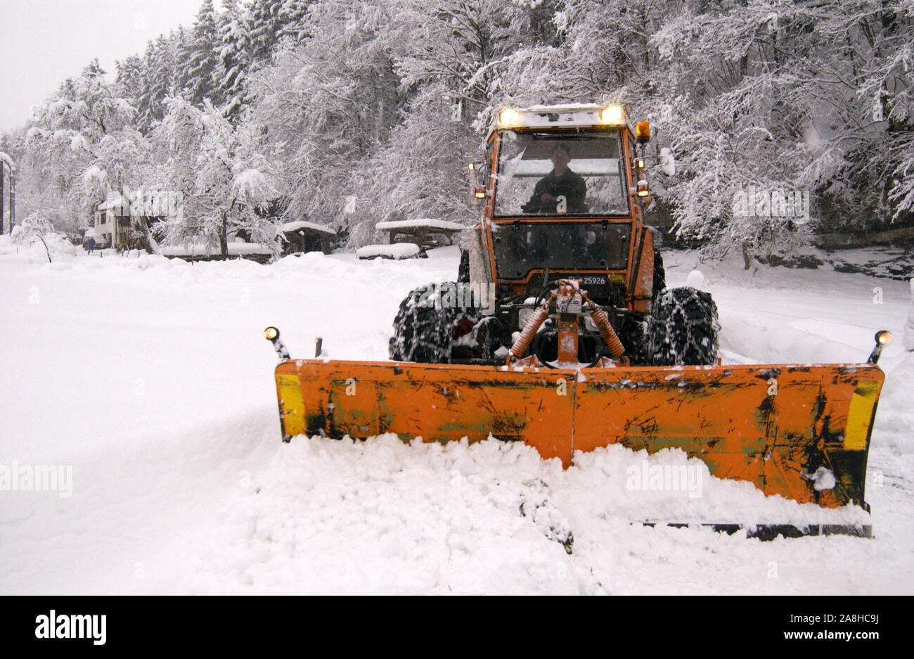 Schneepflug im Winter räumt eine Strasse, MR: No, Stock Photo