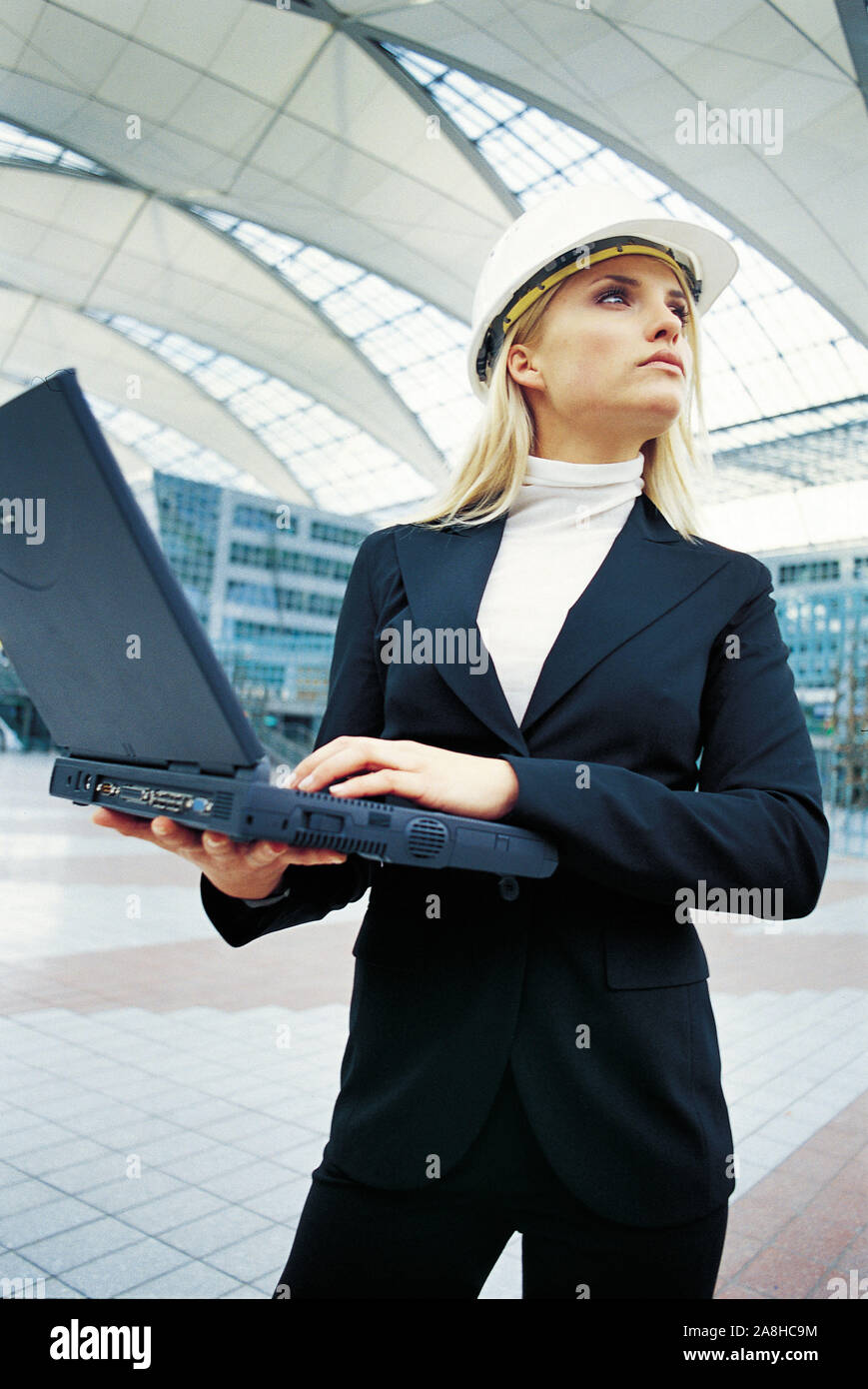 Business-Frau mit Notebook, MR: Yes Stock Photo