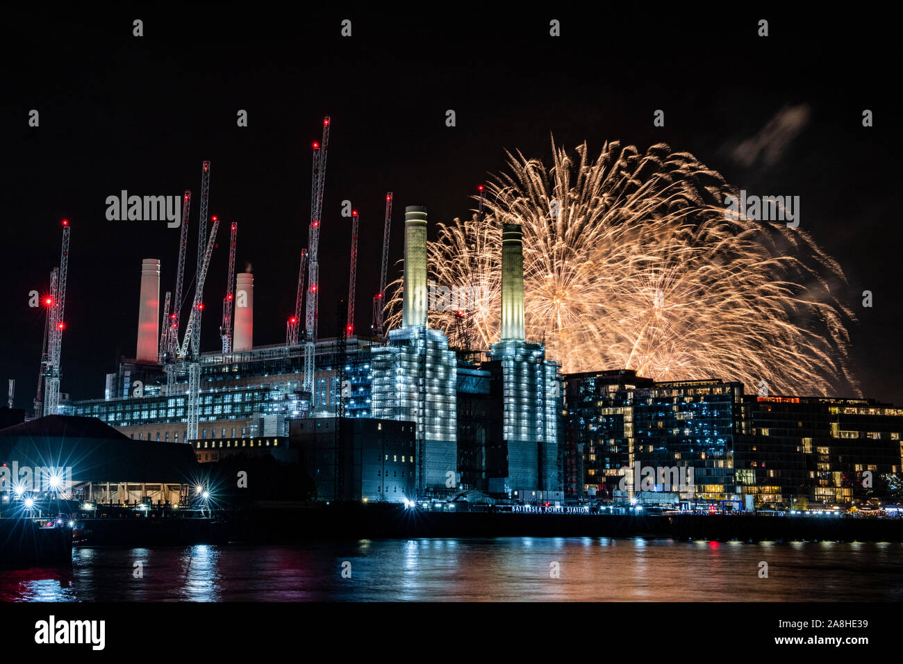 Battersea power station fireworks hires stock photography and images