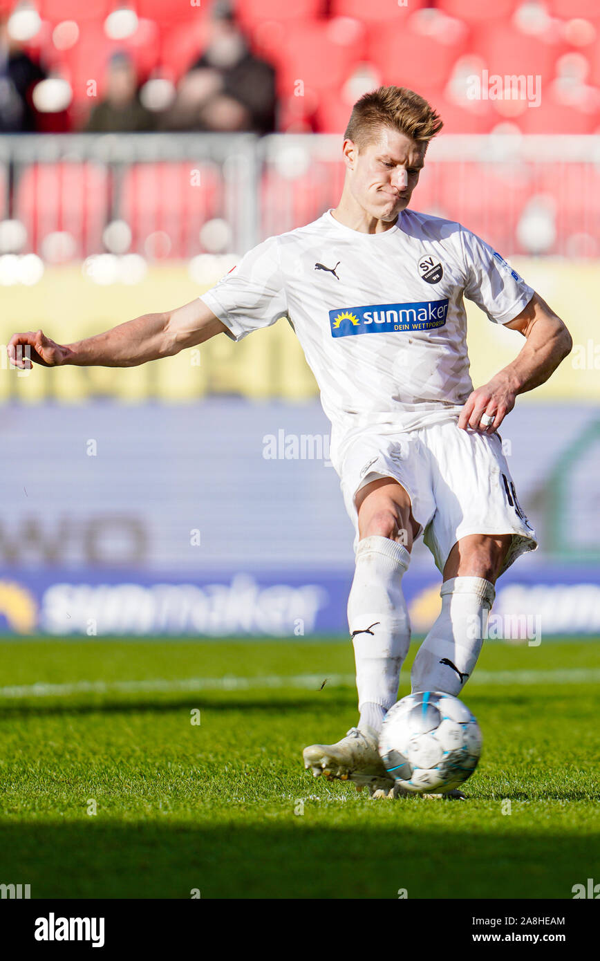 Sandhausen, Germany. 09th Nov, 2019. Soccer: 2nd Bundesliga, SV Sandhausen - SpVgg Greuther Fürth, 13th matchday, in the Hardtwaldstadion. Sandhausens Kevin Behrens scores the penalty goal to 1:1. Credit: Uwe Anspach/dpa - IMPORTANT NOTE: In accordance with the requirements of the DFL Deutsche Fußball Liga or the DFB Deutscher Fußball-Bund, it is prohibited to use or have used photographs taken in the stadium and/or the match in the form of sequence images and/or video-like photo sequences./dpa/Alamy Live News Stock Photo