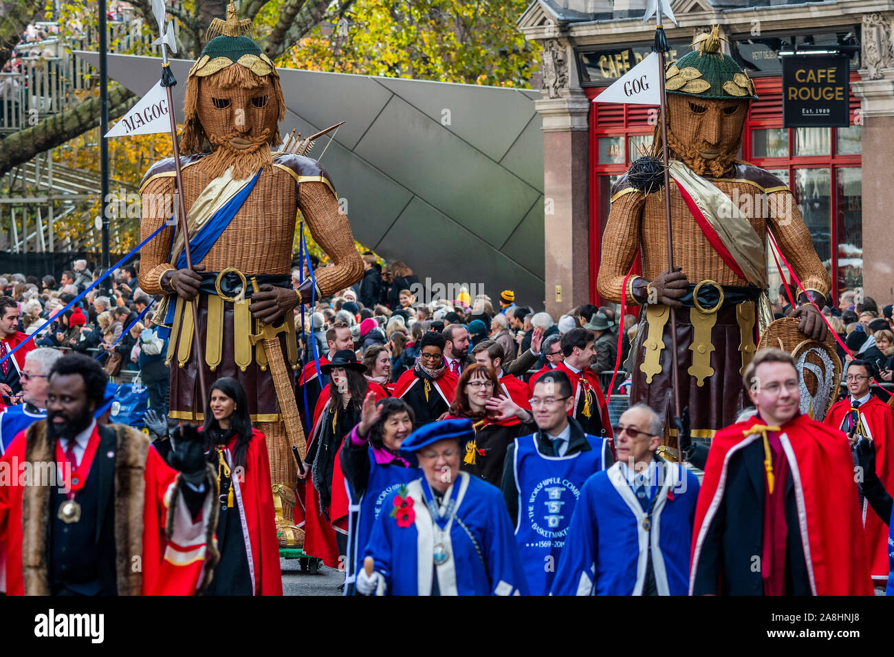 London, UK. 09th Nov, 2019. Gog and Magog passing St Pauls Cathedral