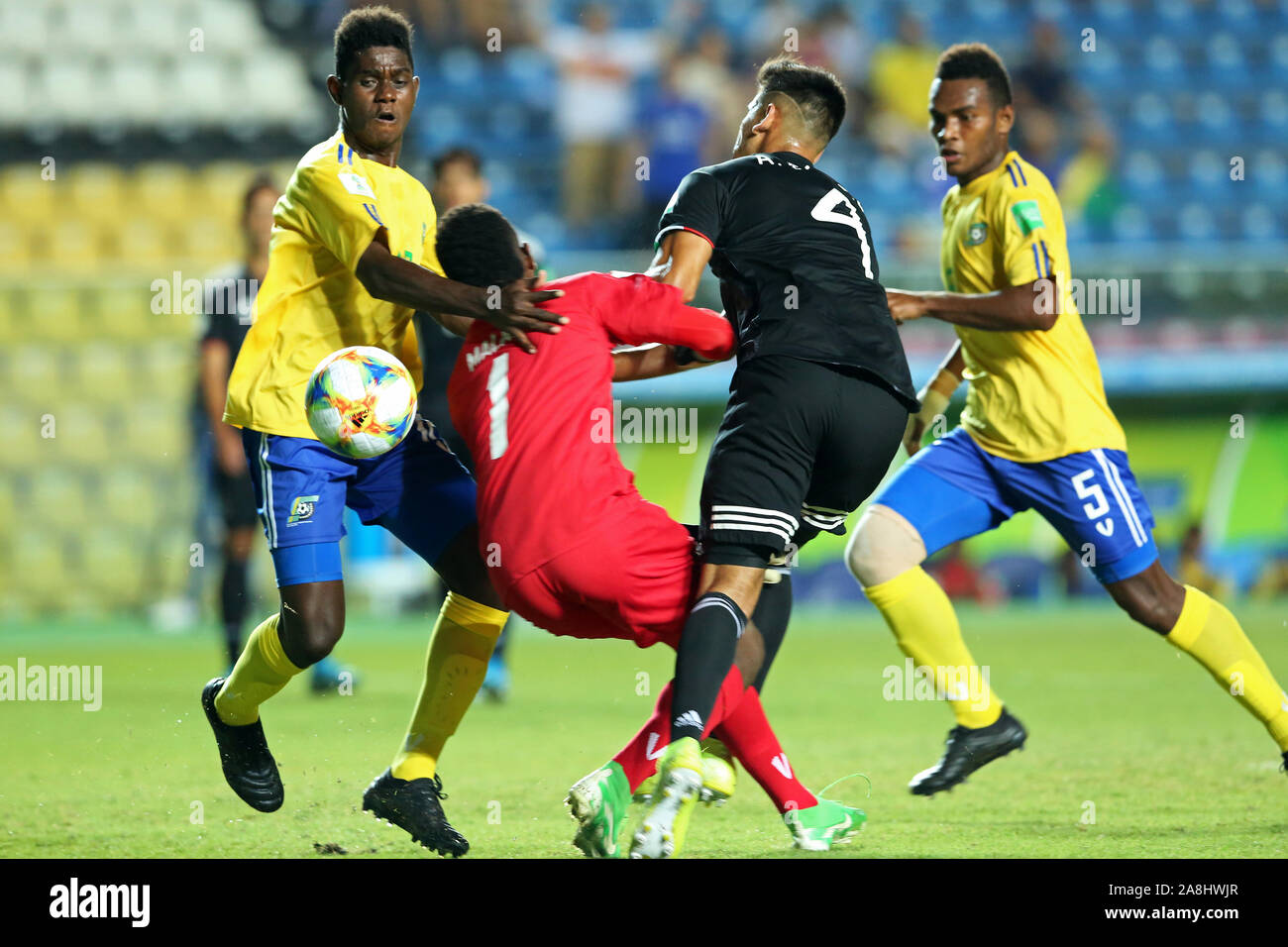 Kleber Andrade Stadium, Cariacica, Espirito Santo, Brazil. 03th November 2019; Kleber Andrade Stadium, Cariacica, Espirito Santo, Brazil; FIFA U-17 World Cup Brazil 2019, Mexico versus Solomon Islands; A collission in th epenalty area between Alejandro Gomez of Mexico and Davidson Malam and Hensky Foata of Solomon Islands Credit: Action Plus Sports Images/Alamy Live News Stock Photo
