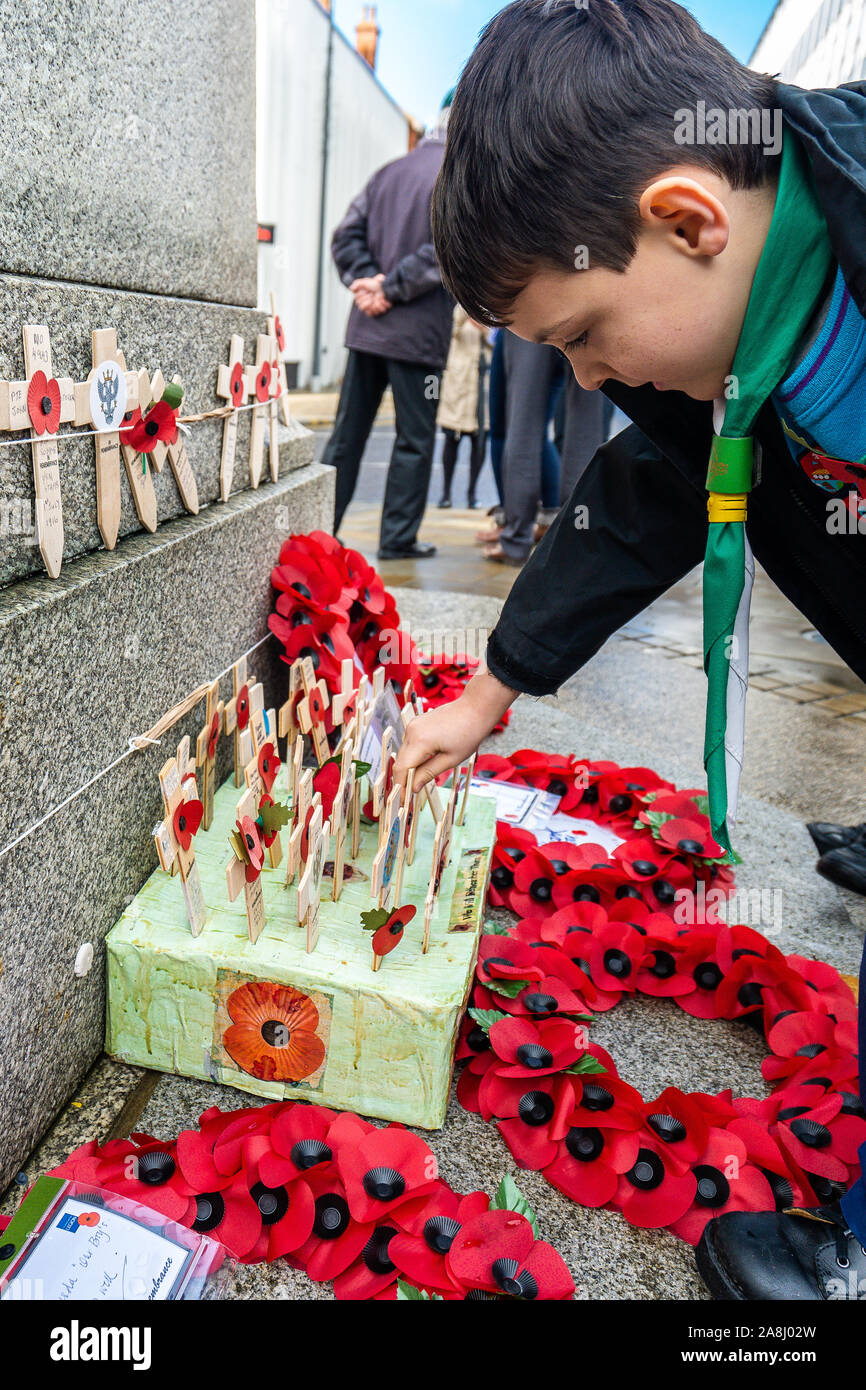 Veterans and civilians lay reefs and notes of condolence to the fallen