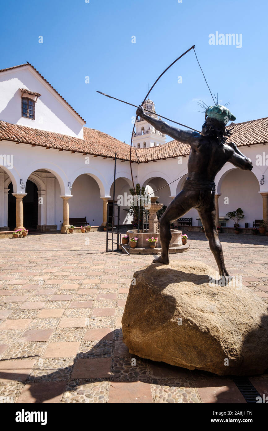 Statue depicting the indigenous fighting in the courtyard of the Casa