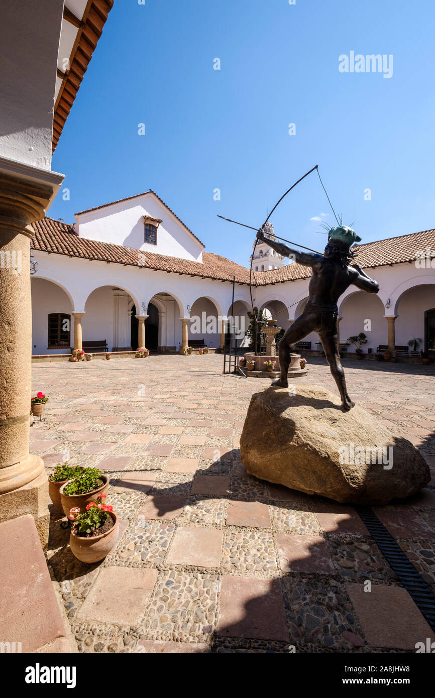 Statue depicting the indigenous fighting in the courtyard of the Casa