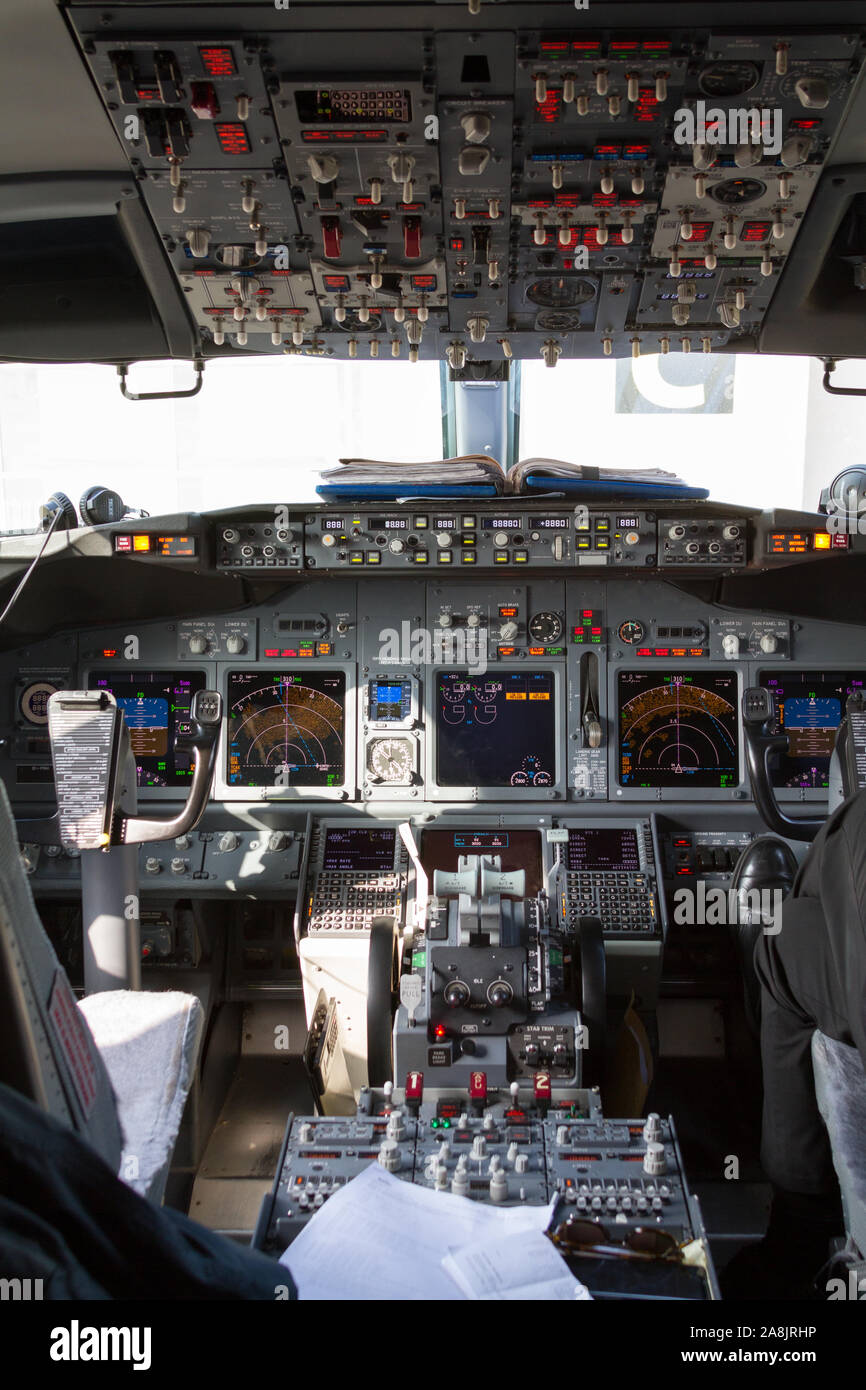 B737 800 Cockpit Boeing 737 Interior SZYCGG B737 800 Cockpit Boeing 737 Interior SZYCGG