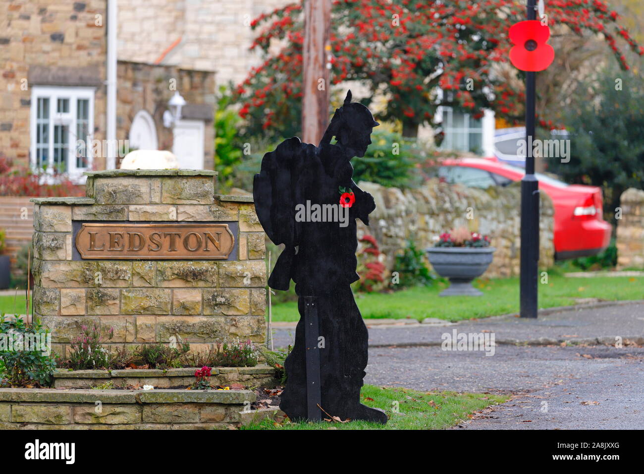 Remembrance soldier silhouette hi-res stock photography and images - Alamy