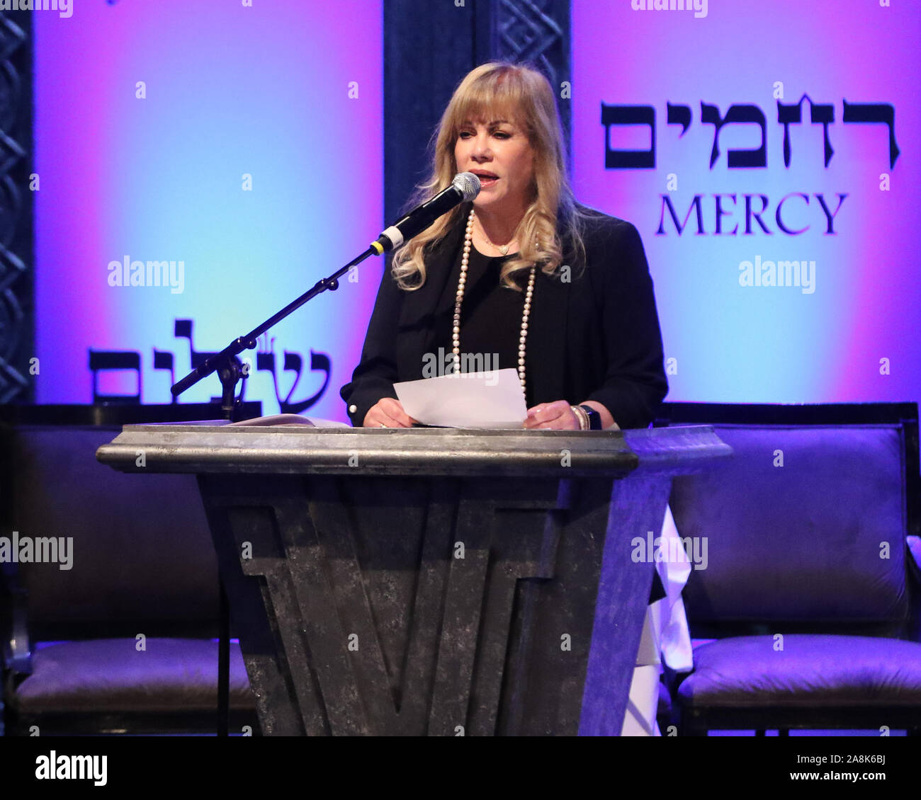 Yom kippur service synagogue hires stock photography and images Alamy