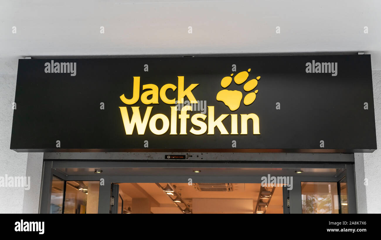 FRANKFURT, GERMANY OCTOBER, 2019: Jack Wolfskin store logo. Jack Wolfskin  is a major German producer of outdoor wear and equipment headquartered in  Id Stock Photo - Alamy