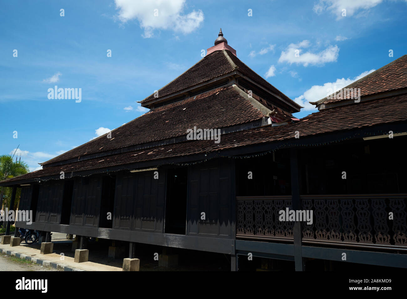 the-oldest-mosque-in-malaysia-kampong-laut-it-s-made-completely-of