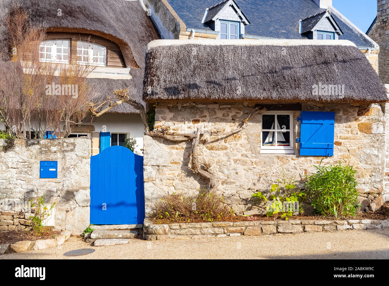 Thatched cottage with blue door and windows, ile-aux-Moines, Brittany Stock Photo