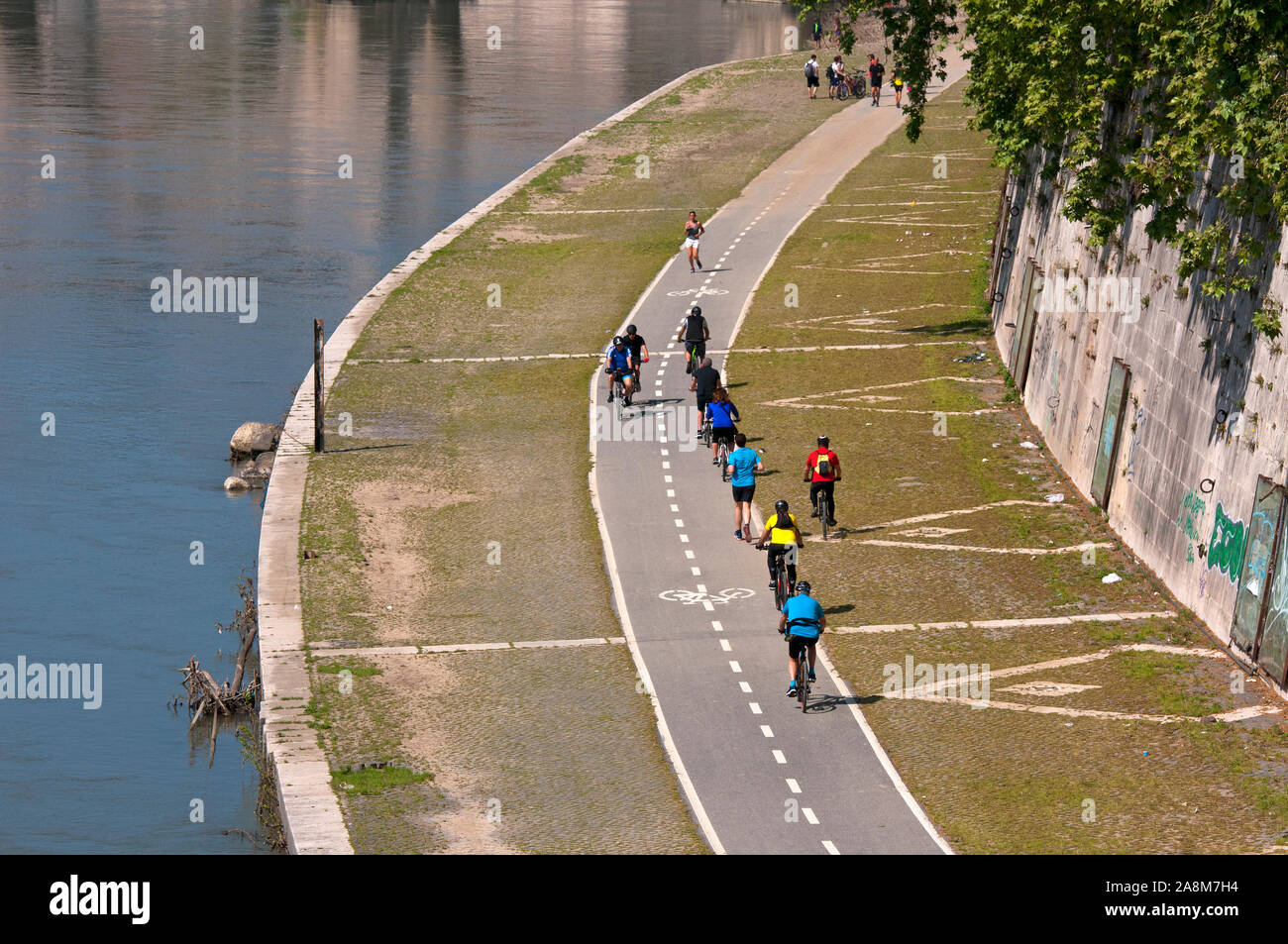 Running Routes In Rome Italy People running along river hi-res stock photography and images - Alamy