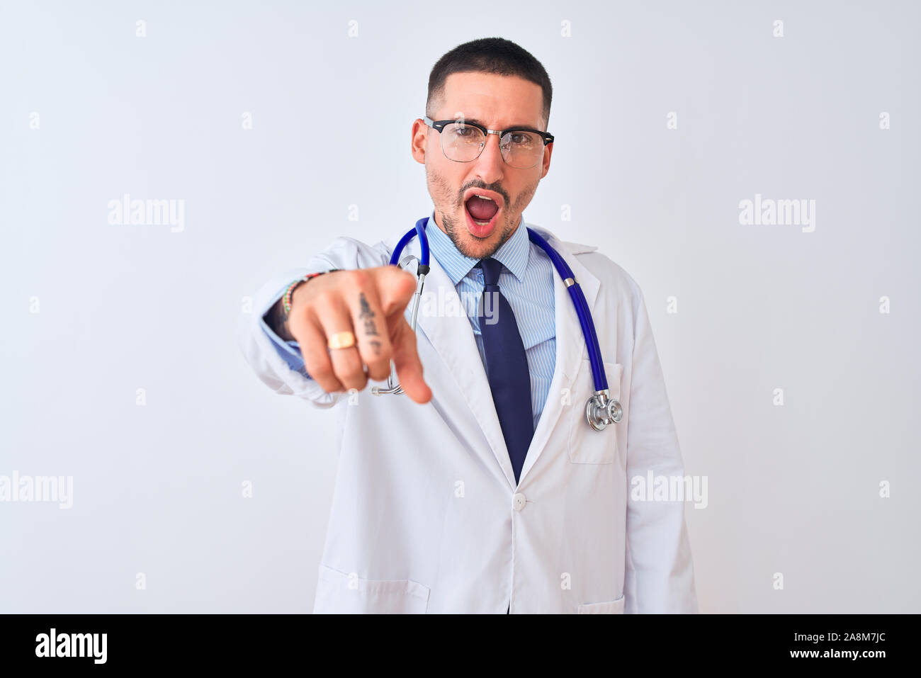 орущий доктор. кричит в рупор медик. врач в шоке. недовольный врач. кричащий врач.