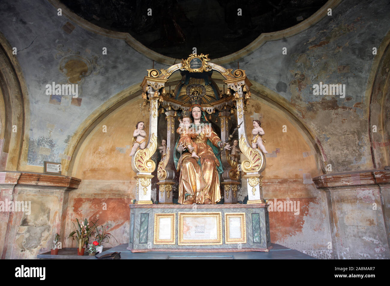 Blessed Virgin Mary with baby Jesus Stock Photo - Alamy