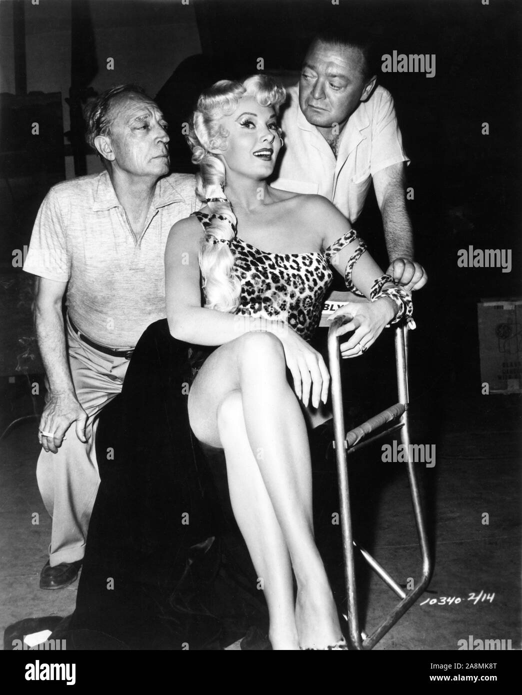 BUSTER KEATON on set candid with RHONDA FLEMING and PETER LORRE during filming of THE BUSTER KEATON STORY 1957 director Sidney Sheldon VistaVision Forum Productions / Paramount Pictures Stock Photo