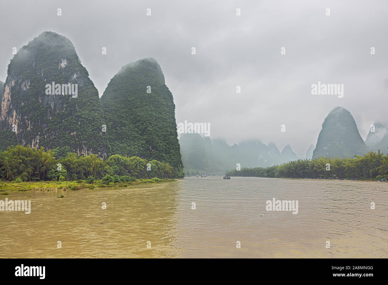 Wide view of the Li River valley while passing Xingpingzhen fishing village in the vicinity of Yangshuo near Guilin Stock Photo