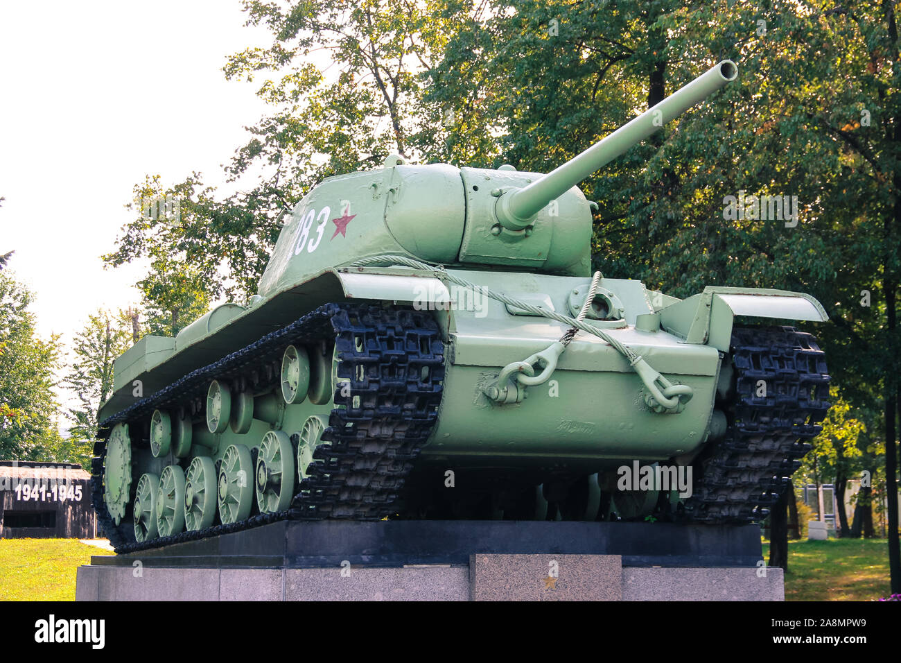 Soviet heavy tank during World War II KV-85 (object 239) 1943. Concrete dugout with the inscription 1941-1945. Front line of defense of Leningrad Stock Photo