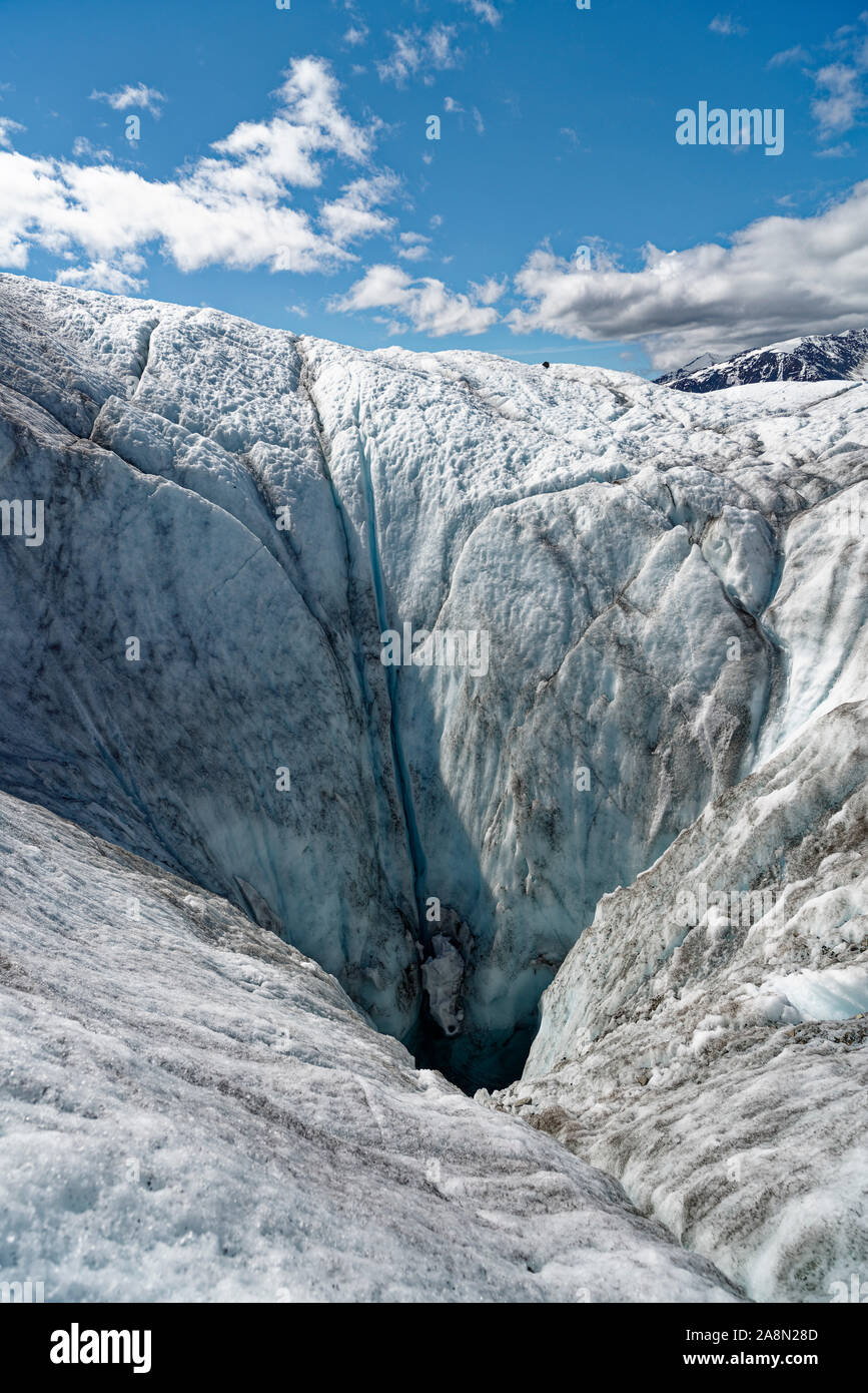 Gletschermühle des Root-Gletschers. Root Glacier, Wrangell Mountains, Alaska, USA. Glacial Mill, Root Glacier. Stock Photo