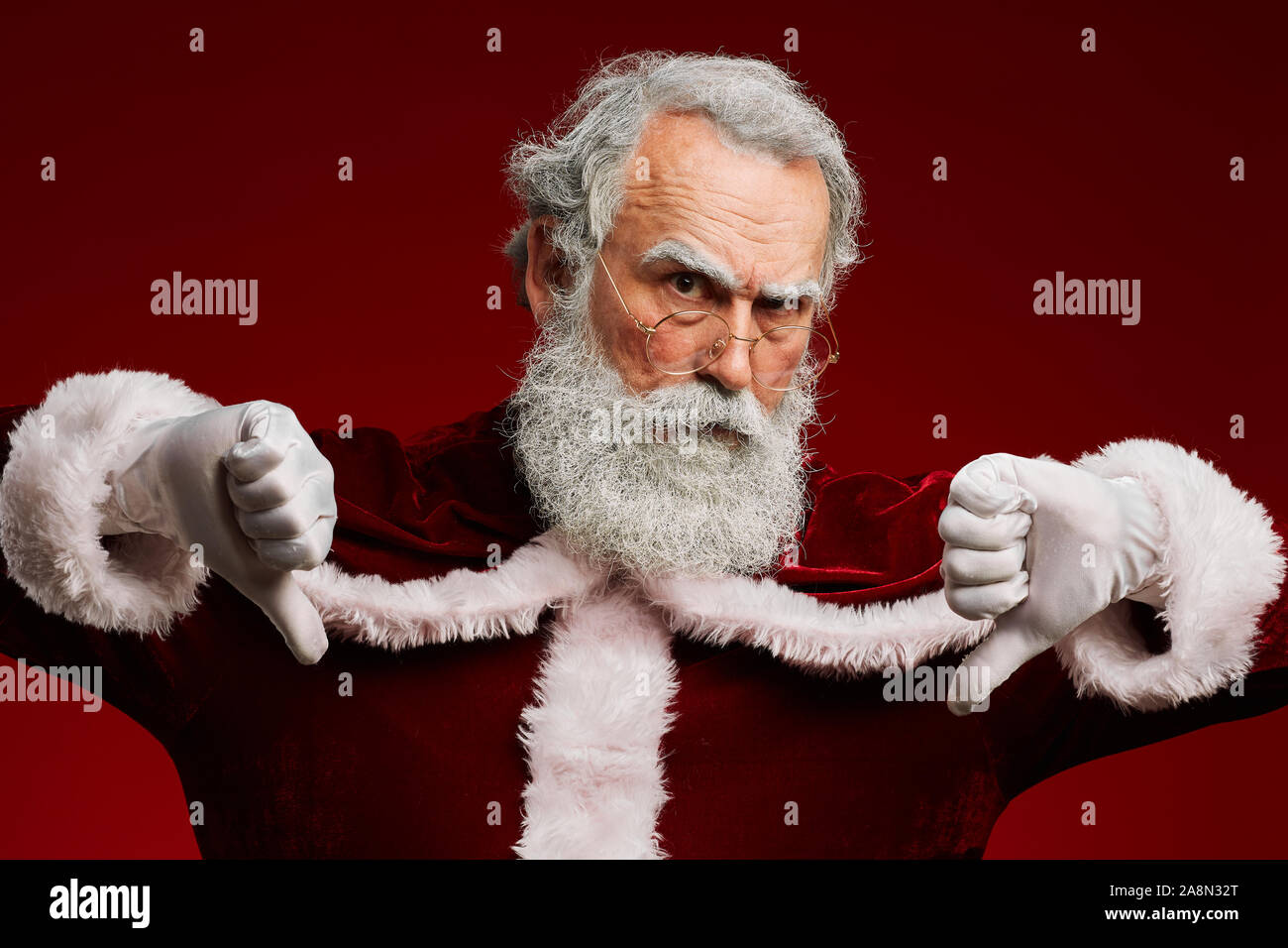 Thumbs down red hi-res stock photography and images - Alamy
