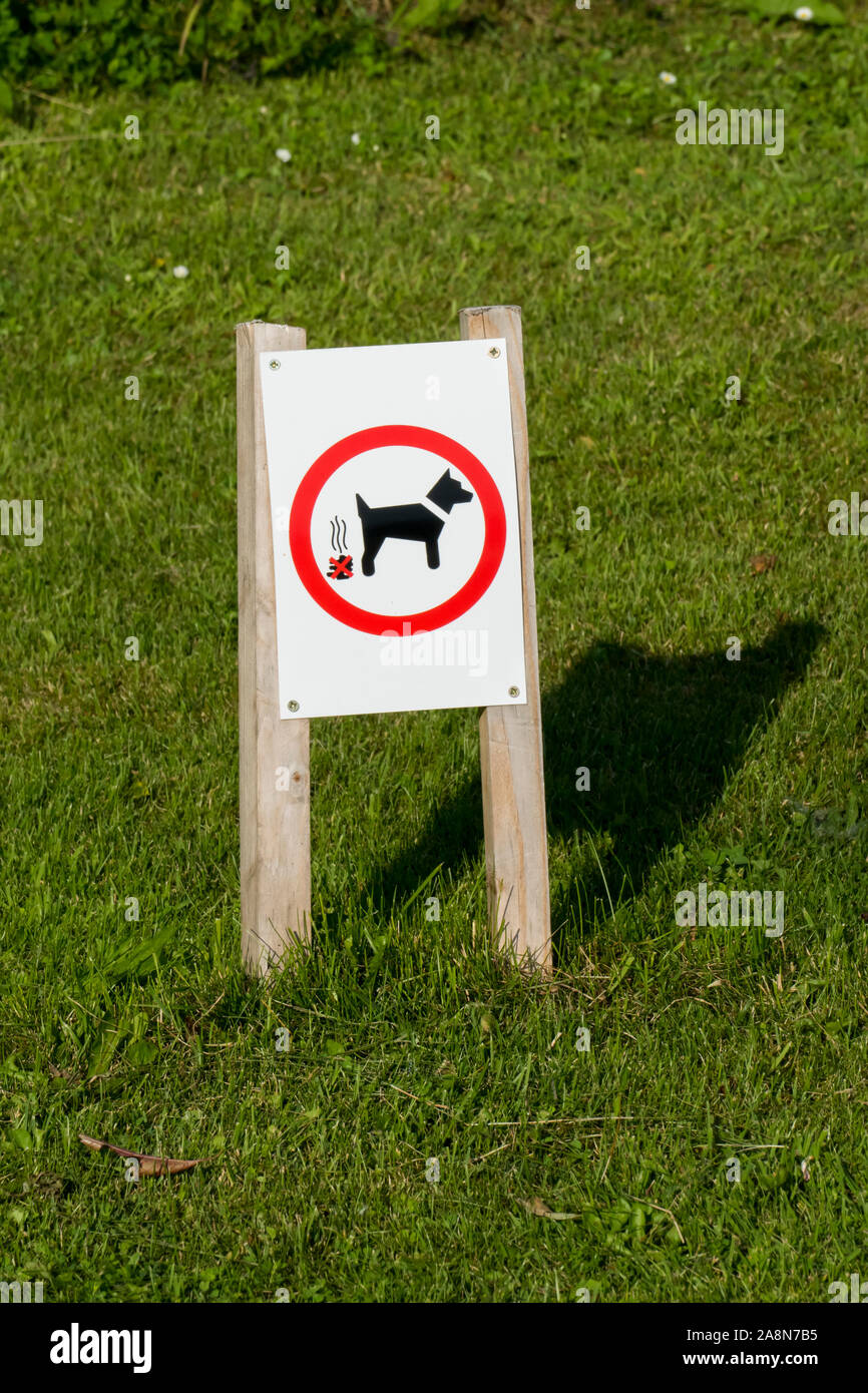 Hinweis Schild auf dem Rasen, Hunde hier nicht scheißen Stock Photo