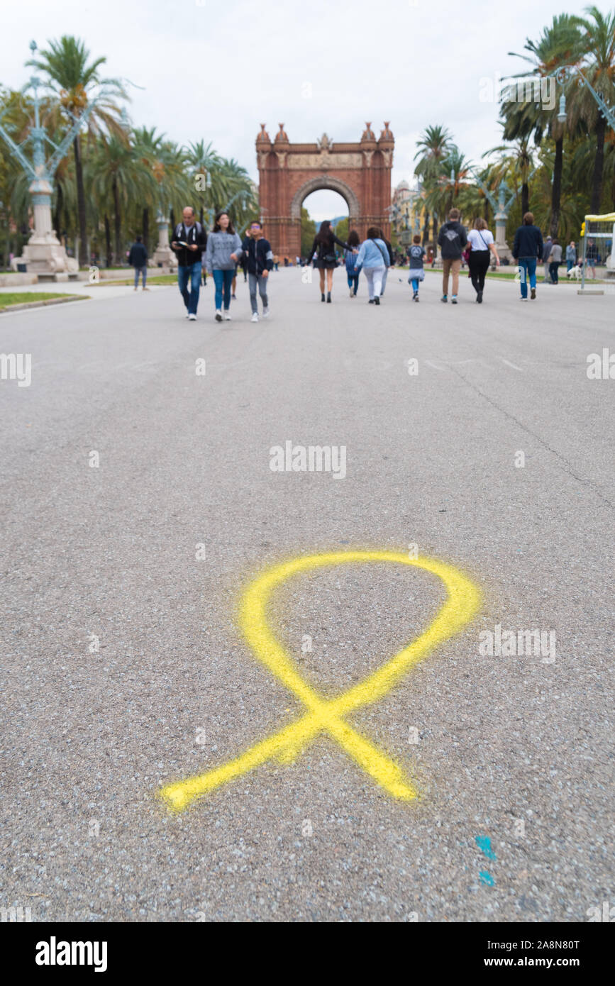 BARCELONA, SPAIN - OCTOBER 21, 2019: Yellow ribbon symbol in front of the Arc de Triomf. It is the symbol of remembrance of the Catalan politicians wh Stock Photo