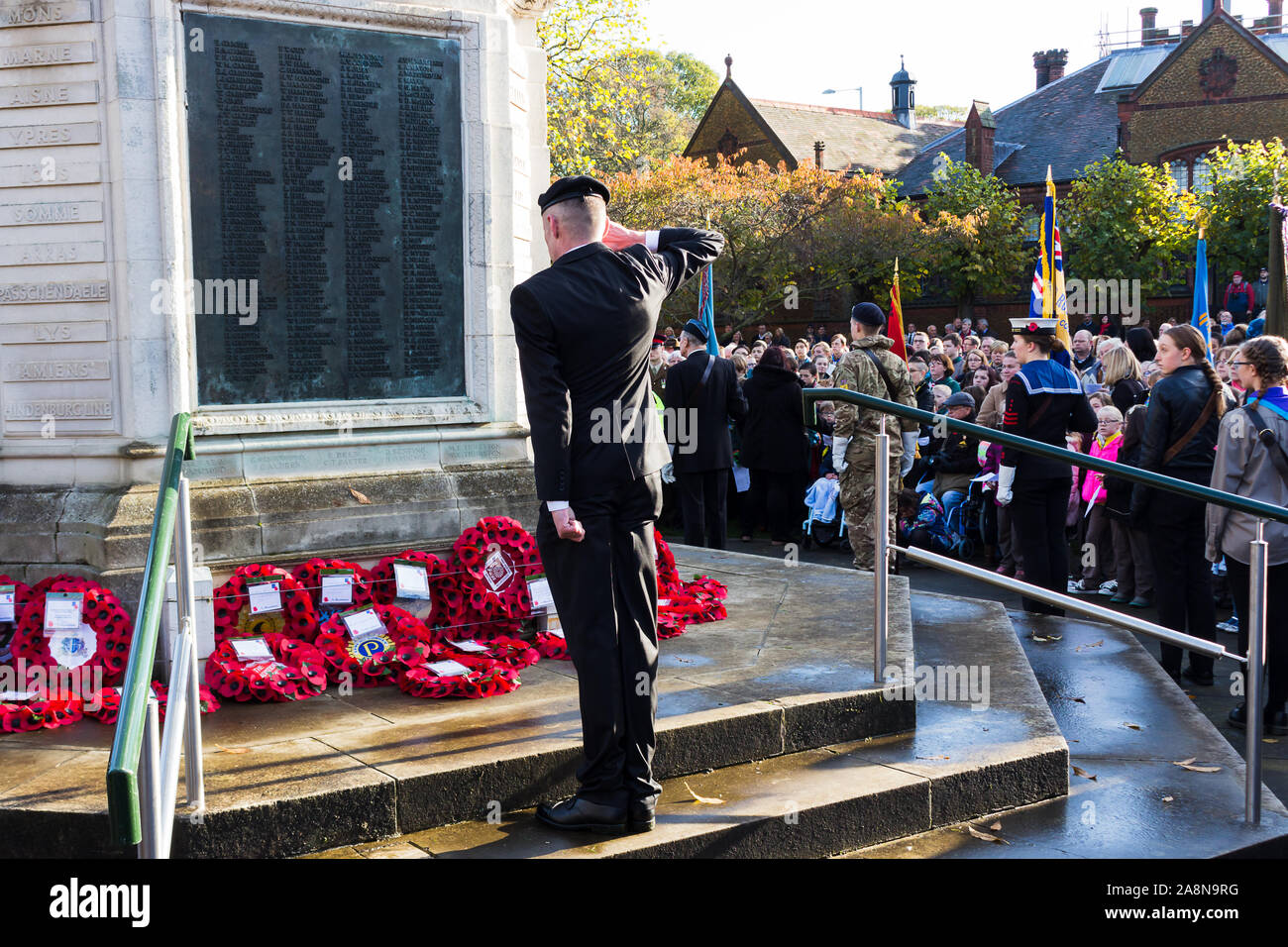 Laying the Wreath at the Cenotaph in Kings Lynn, Norfolk, UK on Rememberance Sunday. Paying respect to the Fallen. Taken on 13th Nov 2016. Stock Photo