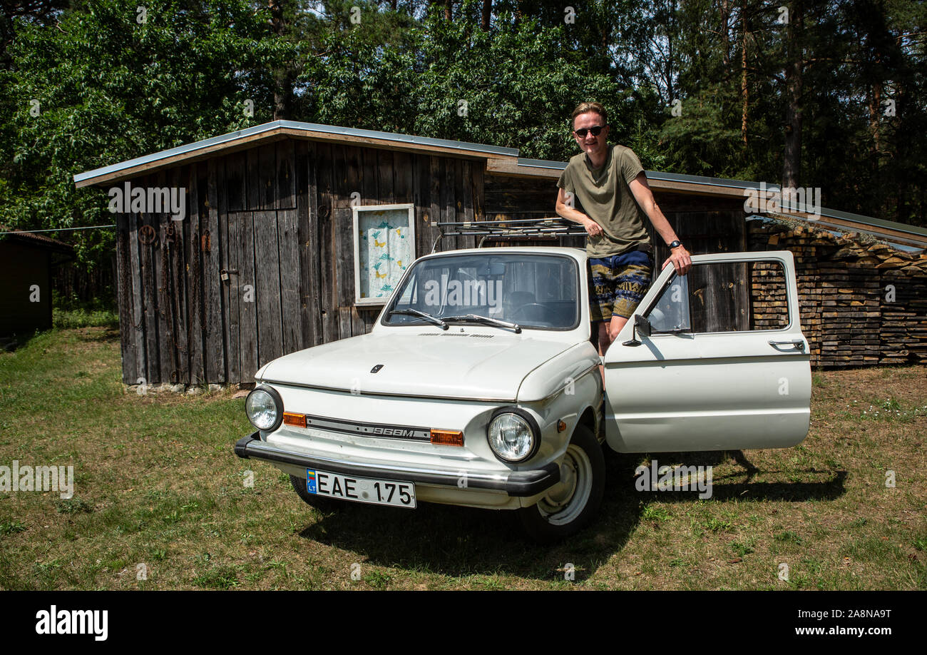 1980 wurde der russische PKW als Neuwagen an einen Holzfäller in Litauen ausgeliefert. Der holte ihn ab, furh 60km damit und stellte ihn in seine Sche Stock Photo