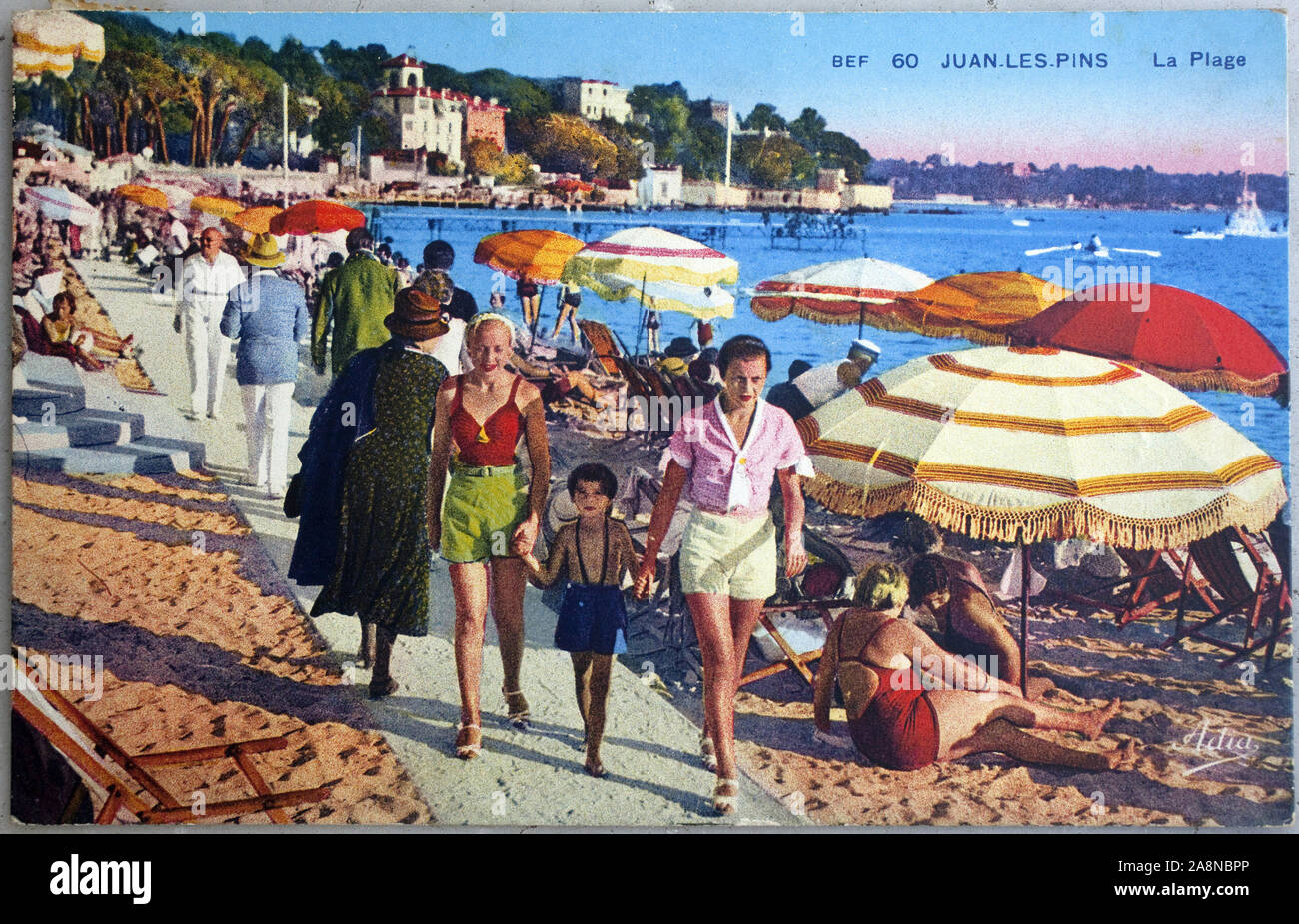 Juan Les Pins (Juan-Les-Pins), la plage. Carte Postale ancienne,  photographie colorisee debut 20e siecle Stock Photo - Alamy