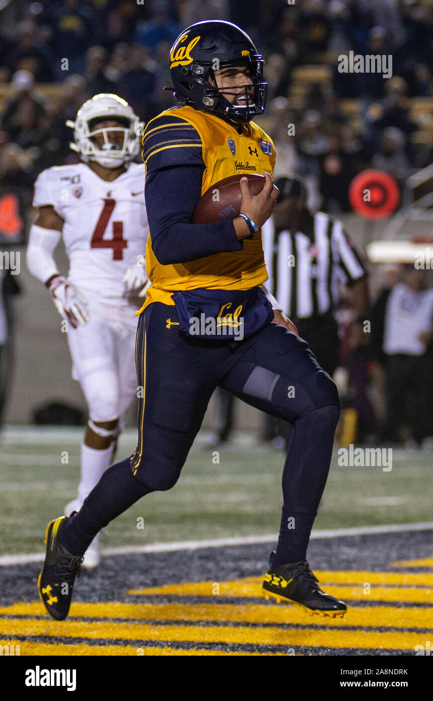 California Memorial Stadium, USA. 09th Nov, 2019. U.S.A. California quarterback Devon Modster (6) runs a quarterback bootleg and scored during the NCAA Football game between Washington State Cougars and the California Golden Bears 33-20 win at California Memorial Stadium. Thurman James/CSM/Alamy Live News Stock Photo