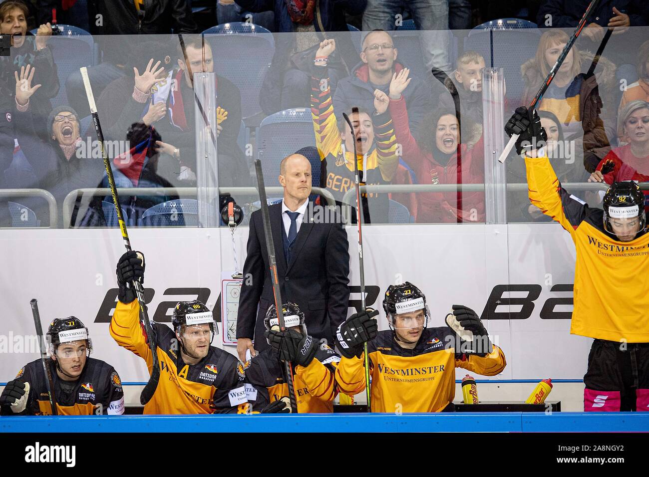 Krefeld, Deutschland. 07th Nov, 2019. jubilation Team GER and the fans after a goal, coach Toni SOEDERHOLM (Söderholm) remains relaxed, left to right Daniel FISCHBUCH, Daniel PIETTA, SOEDERHOLM, Sebastian UVIRA, Germany (GER) - Russia (RUS) 4: 3, on 07.11 .2019 Ice Hockey, Germany Cup from 7.-10.11.2019 in Krefeld/Germany. | Usage worldwide Credit: dpa/Alamy Live News Stock Photo