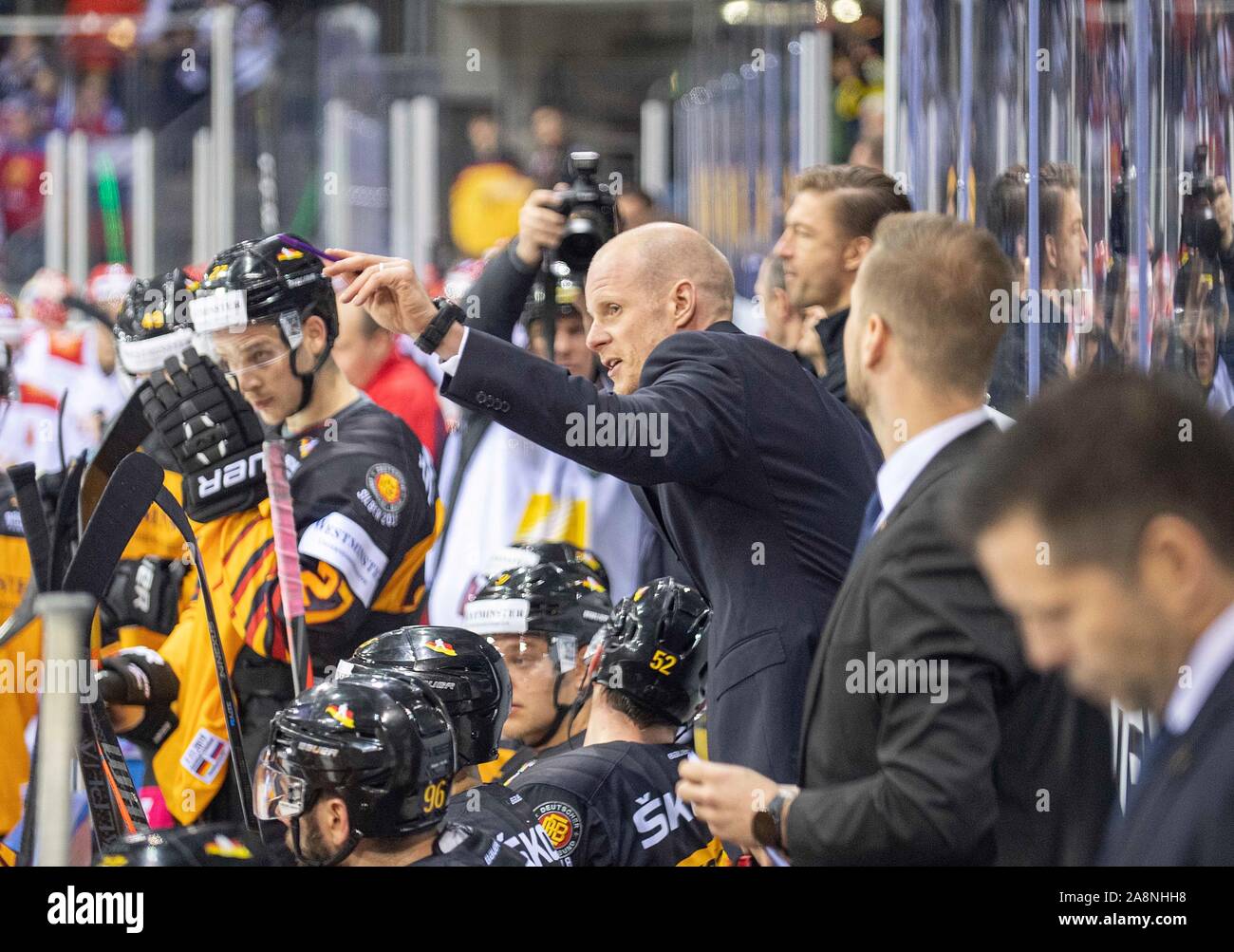 DEB coach Toni SOEDERHOLM (Söderholm), gesture, gesture, gives Instructions, Germany (GER) - Russia (RUS) 4: 3, at 07.11.2019 Ice Hockey, Germany Cup from 7.-10.11.2019 in Krefeld / Germany. | Usage worldwide Stock Photo