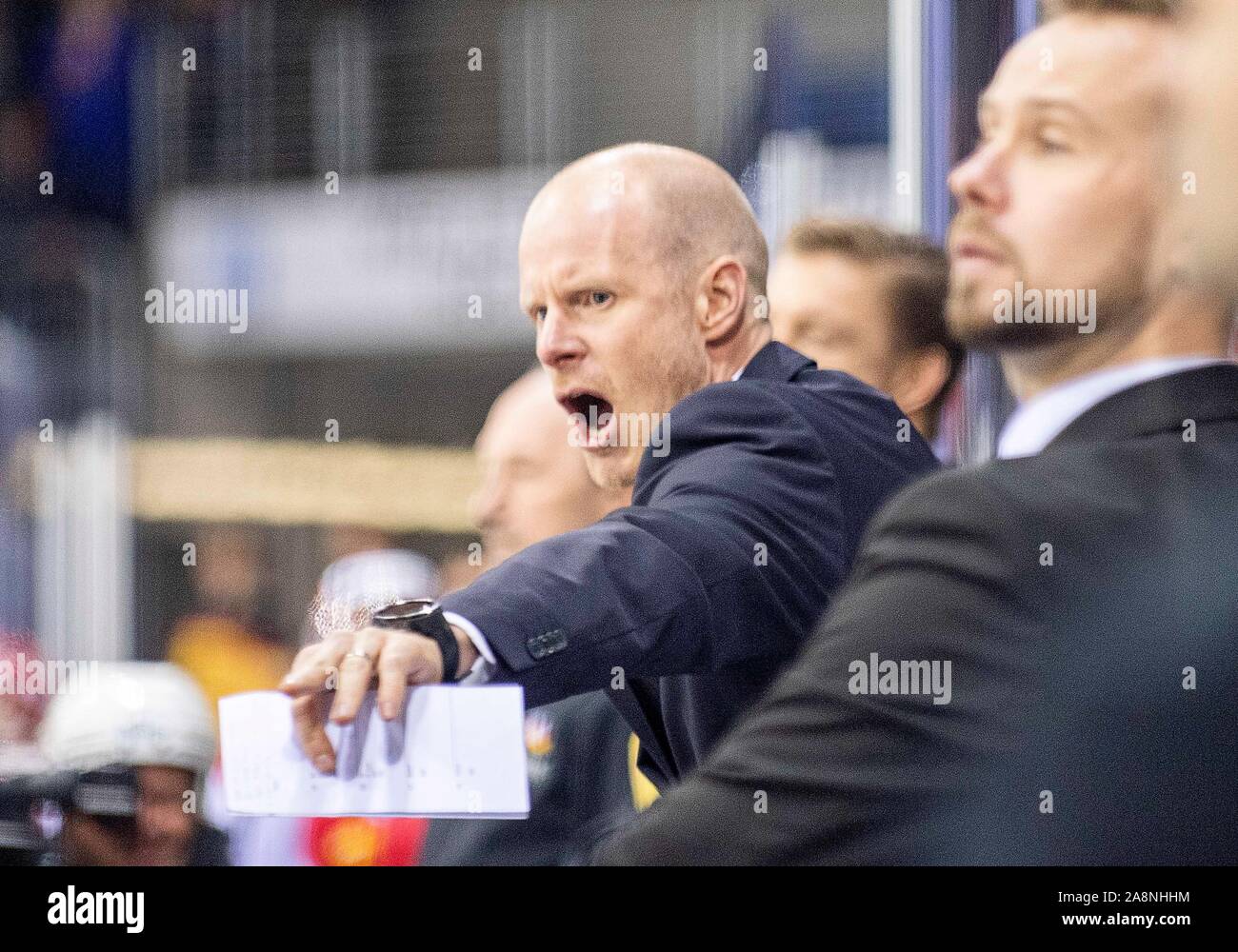 DEB coach Toni SOEDERHOLM (Soederholm), gesture, gesture, Germany (GER) - Russia (RUS) 4: 3, on 07.11.2019 Ice Hockey, Germany Cup from 7.-10.11.2019 in Krefeld / Germany. | Usage worldwide Stock Photo