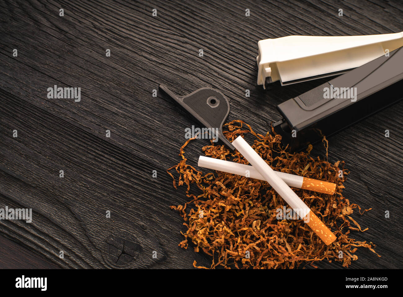 Rouleuse de cigarettes Banque de photographies et d'images à haute  résolution - Alamy