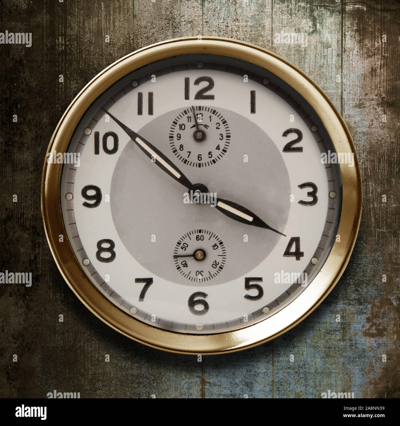 Watch Background Retro a vintage watch on a wooden background Stock Photo - Alamy