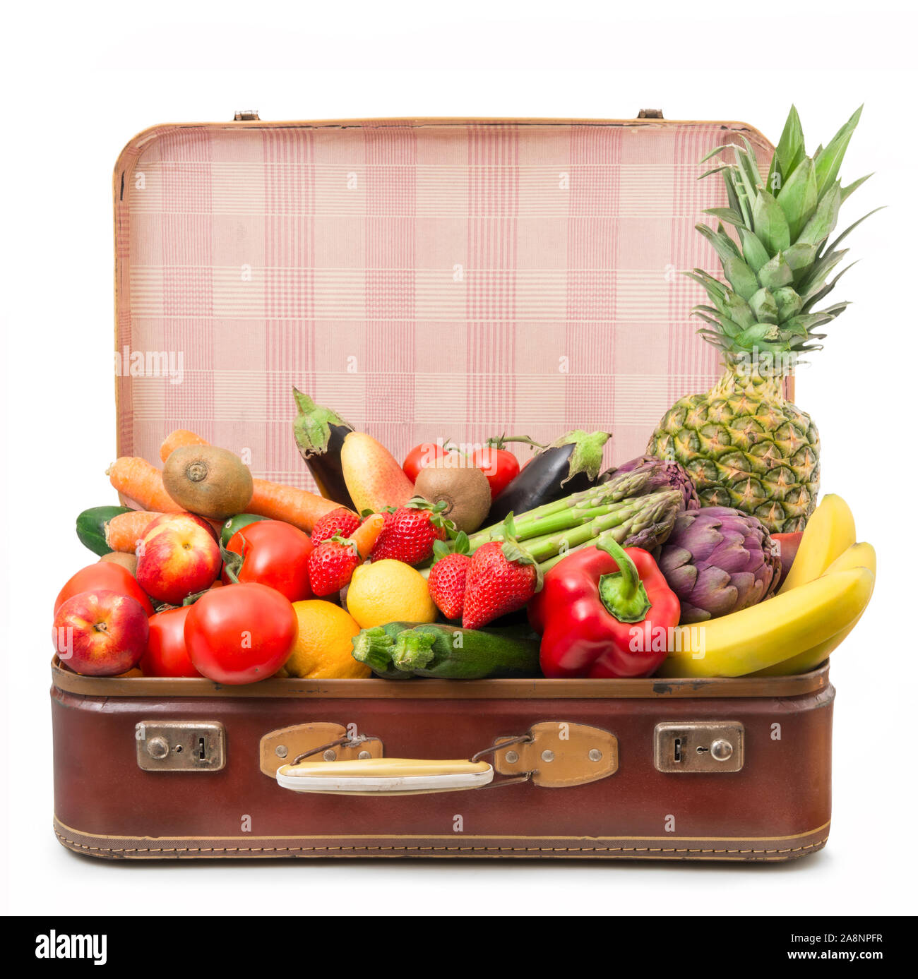 В сумке 5 килограмм овощей. Фрукты в чемодане. Чемодан для фруктов. Набор овощи и фрукты в чемодане. Кейс из фруктов.