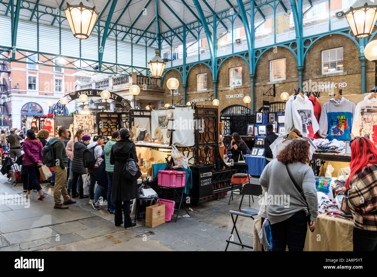 Shoppers browsing the Apple Market in Covent Garden, London, UK Stock ...