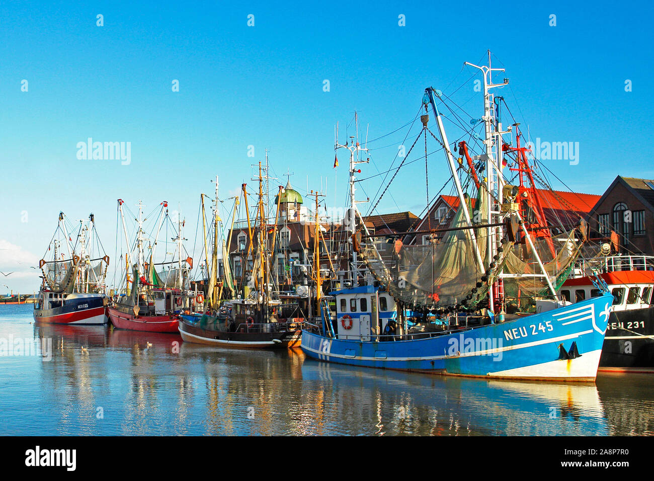 Fischerboote im Hafen von Neuharlingersiel, Fischkutter, Krabbenkutter, Stock Photo