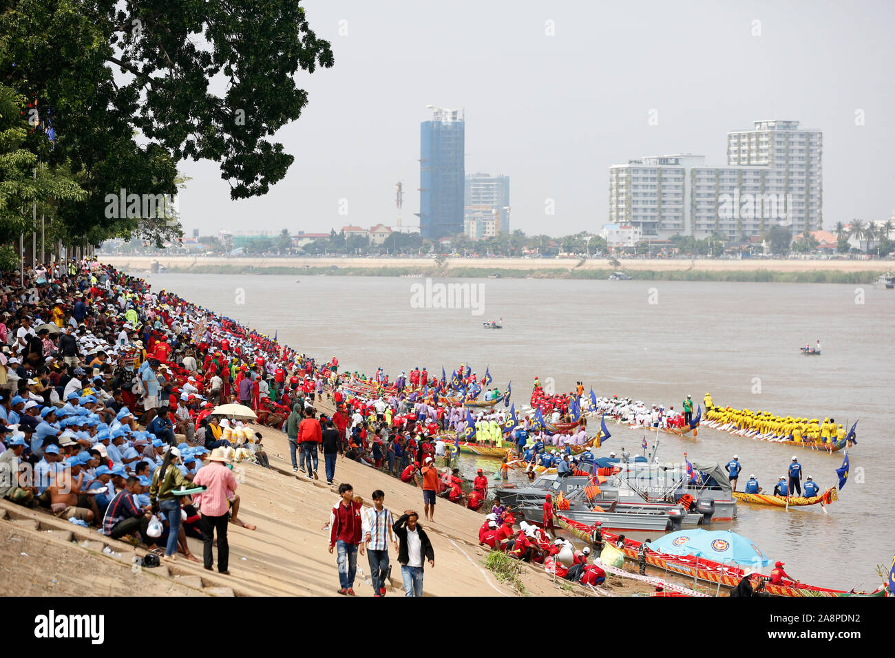 Phnom Penh. 10th Nov, 2019. People watch boat races in the Tonle Sap river during the Water Festival in Phnom Penh, Cambodia on Nov. 10, 2019. Tens of thousands of spectators flocked to the riverside here on Sunday for an 838-year-old boat racing tradition, which is held to celebrate the annual Water Festival. TO GO WITH "Feature: Tens of thousands cheer for centuries-old boat race in Cambodian capital" Credit: Sovannara/Xinhua/Alamy Live News Stock Photo