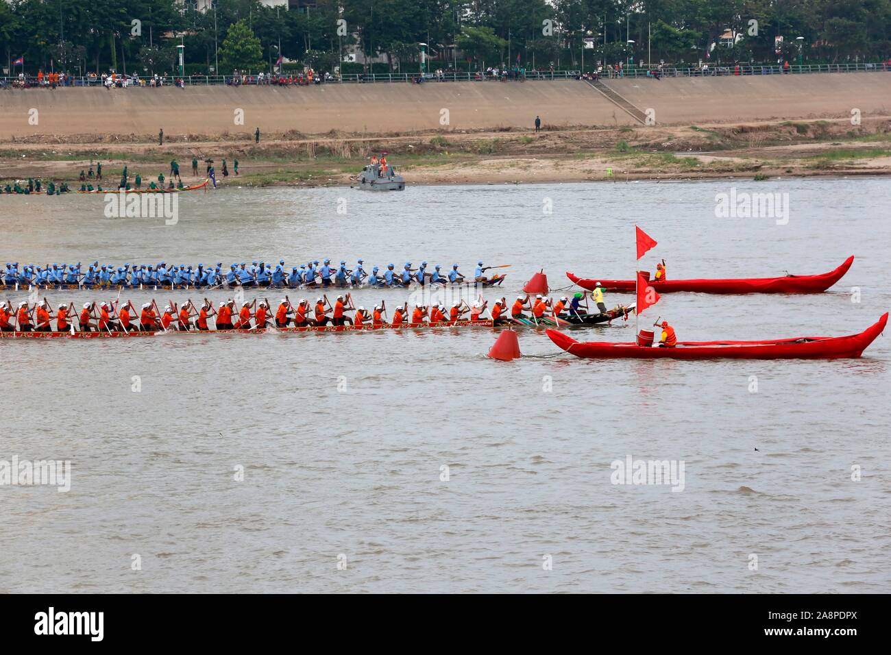 Phnom Penh, Cambodia. 10th Nov, 2019. Participants race their boats in the Tonle Sap river during the Water Festival in Phnom Penh, Cambodia, Nov. 10, 2019. Tens of thousands of spectators flocked to the riverside here on Sunday for an 838-year-old boat racing tradition, which is held to celebrate the annual Water Festival. TO GO WITH "Feature: Tens of thousands cheer for centuries-old boat race in Cambodian capital" Credit: Sovannara/Xinhua/Alamy Live News Stock Photo