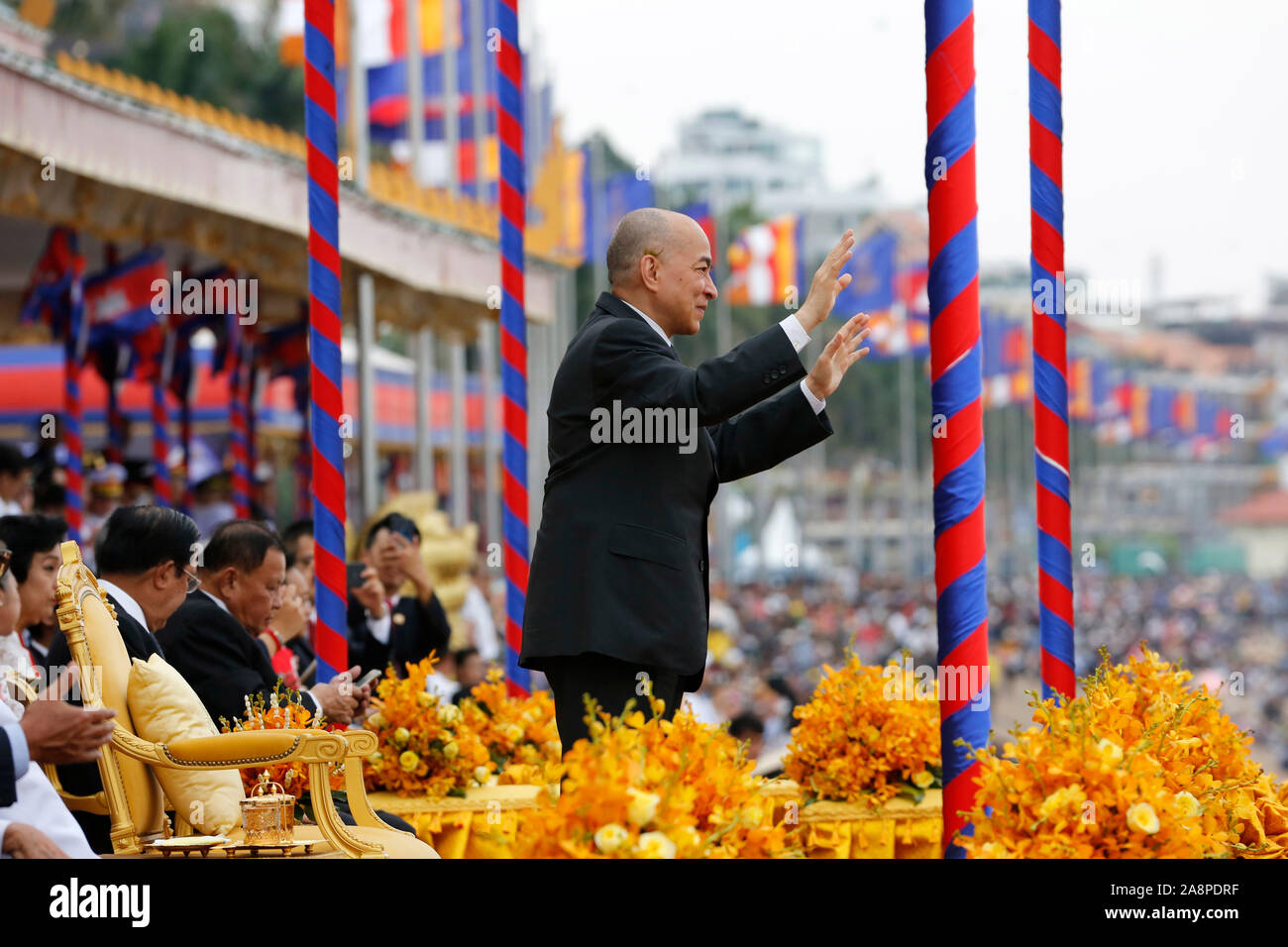 Phnom Penh, Cambodia. 10th Nov, 2019. Cambodian King Norodom Sihamoni waves at boat racers during the Water Festival in Phnom Penh, Cambodia, Nov. 10, 2019. Tens of thousands of spectators flocked to the riverside here on Sunday for an 838-year-old boat racing tradition, which is held to celebrate the annual Water Festival. TO GO WITH "Feature: Tens of thousands cheer for centuries-old boat race in Cambodian capital" Credit: Sovannara/Xinhua/Alamy Live News Stock Photo
