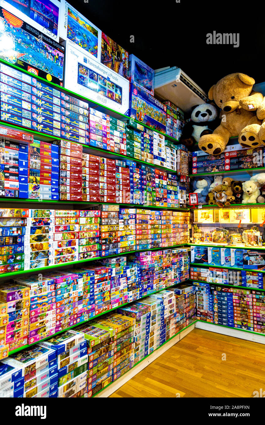 Juguetería hobby Pieza con Pieza jigsaw puzzle shop, San Sebastian, Spain  Stock Photo - Alamy