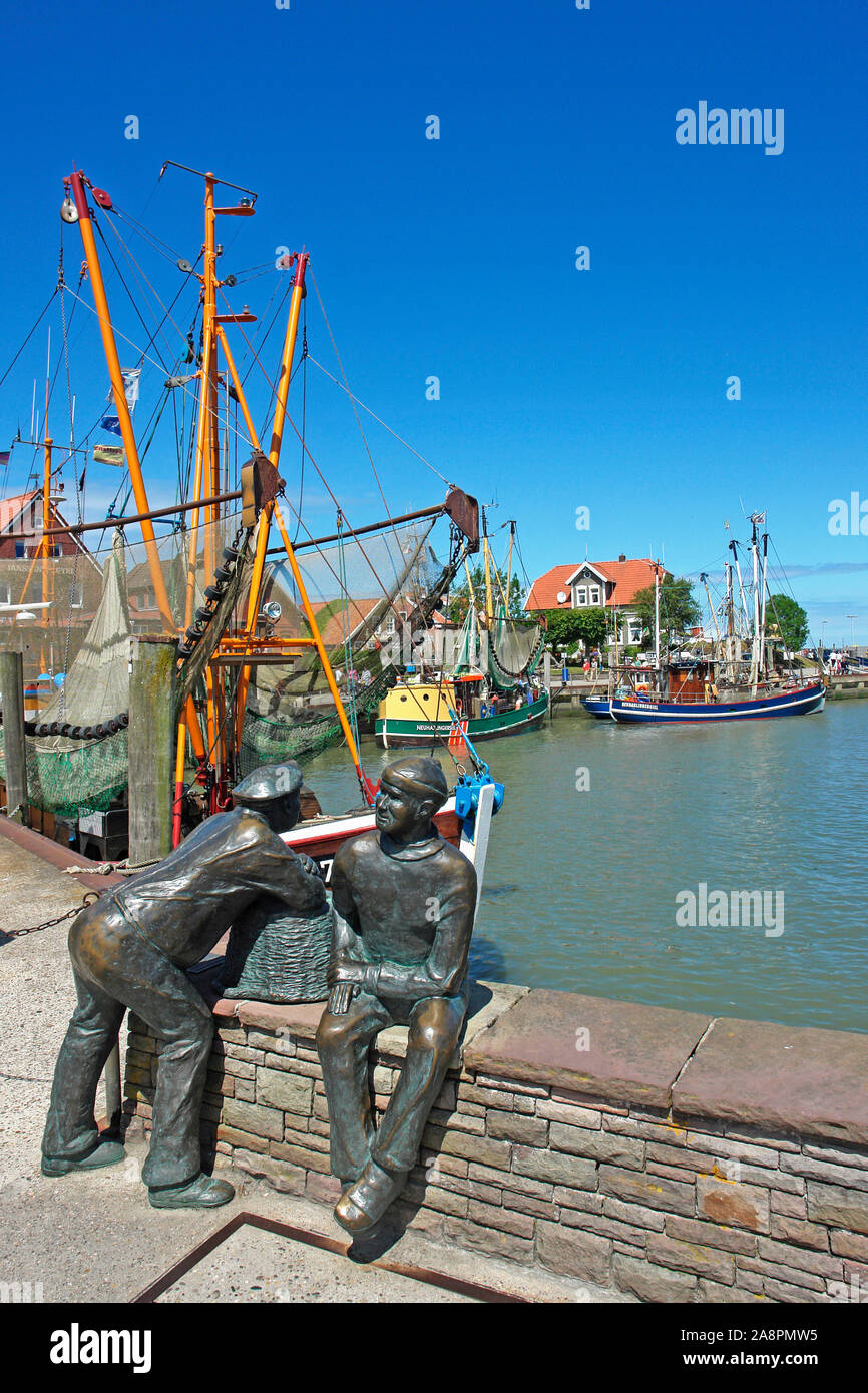 Neuharlingersiel Hafen, Ostfriesland, Fischerboote, Zwei Seeleute, Bronzestatue, Stock Photo