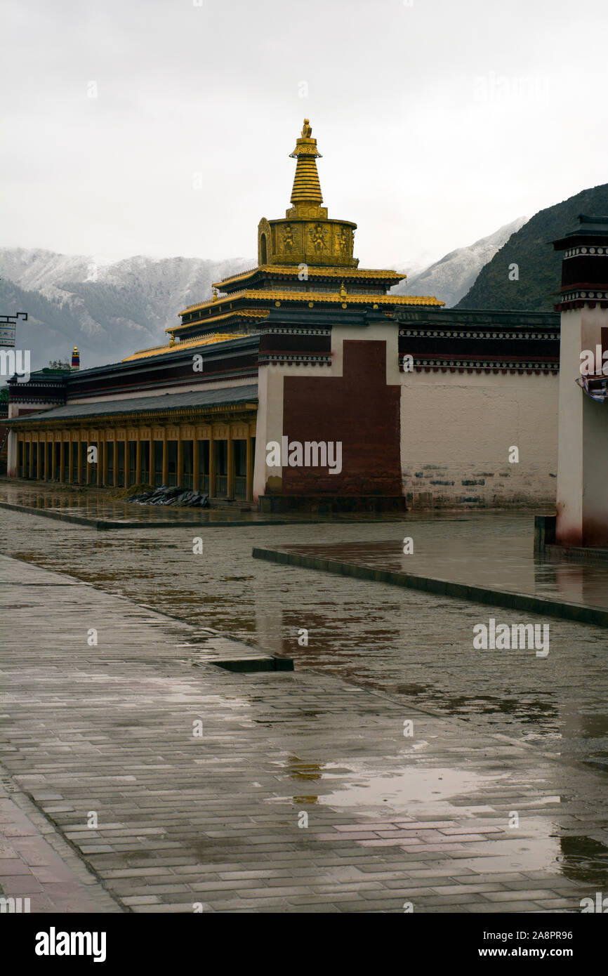 Tha golden Gongtang Pagoda, a huge chorine in the Labrang monastery, China Stock Photo