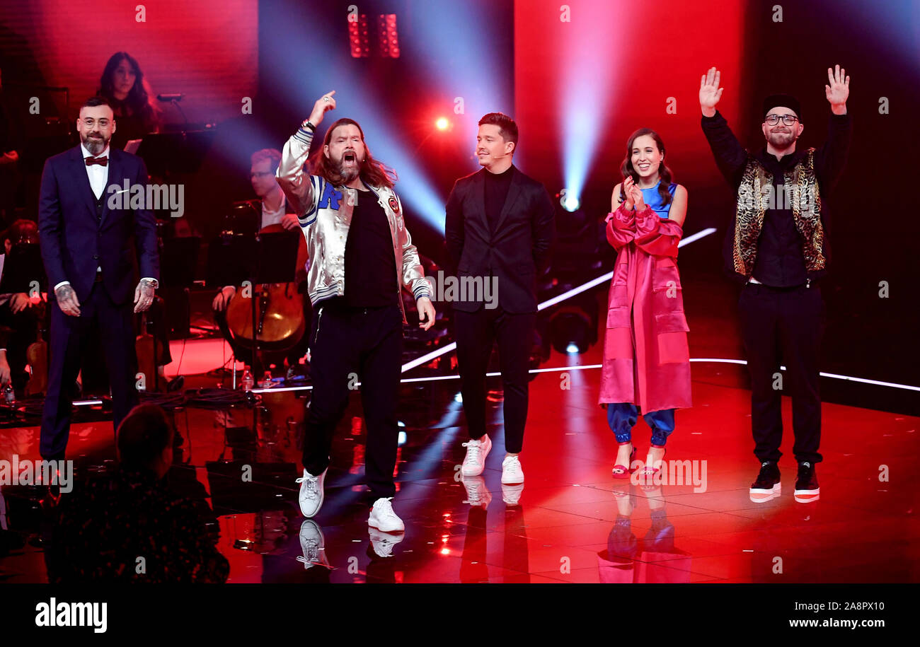 Berlin, Germany. 10th Nov, 2019. Sido (l-r), Musician and Coach, Rea  Garvey, Musician and Coach, Nico Santos, Musician, Alice Merton, Musician  and Coach and Mark Forster, Musician and Coach are on stage