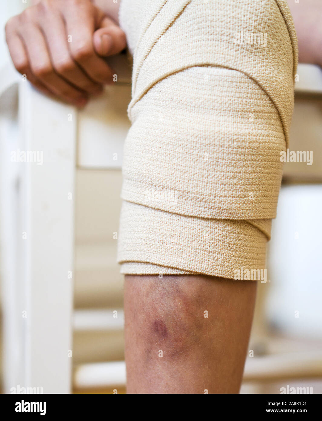 Knee injury bandage hi-res stock photography and images - Alamy