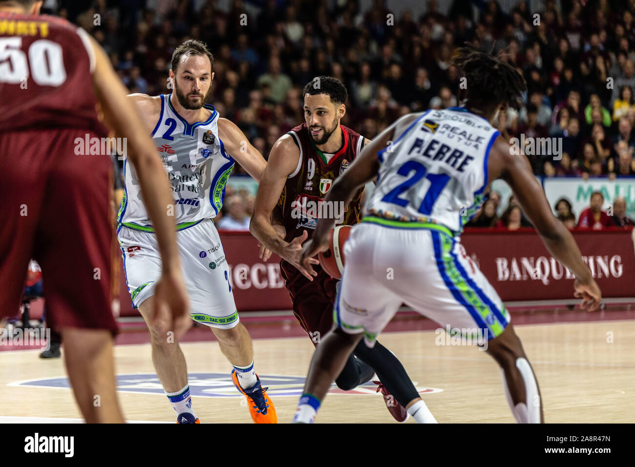 Venezia, Italy, 10 Nov 2019, austin daye of umana reyer venezia against miro bilan of banco of sardegna sassari during Umana Reyer Venezia vs Banco di Sardegna Sassari - Italian Basketball A Serie  Championship - Credit: LPS/Mattia Radoni/Alamy Live News Stock Photo