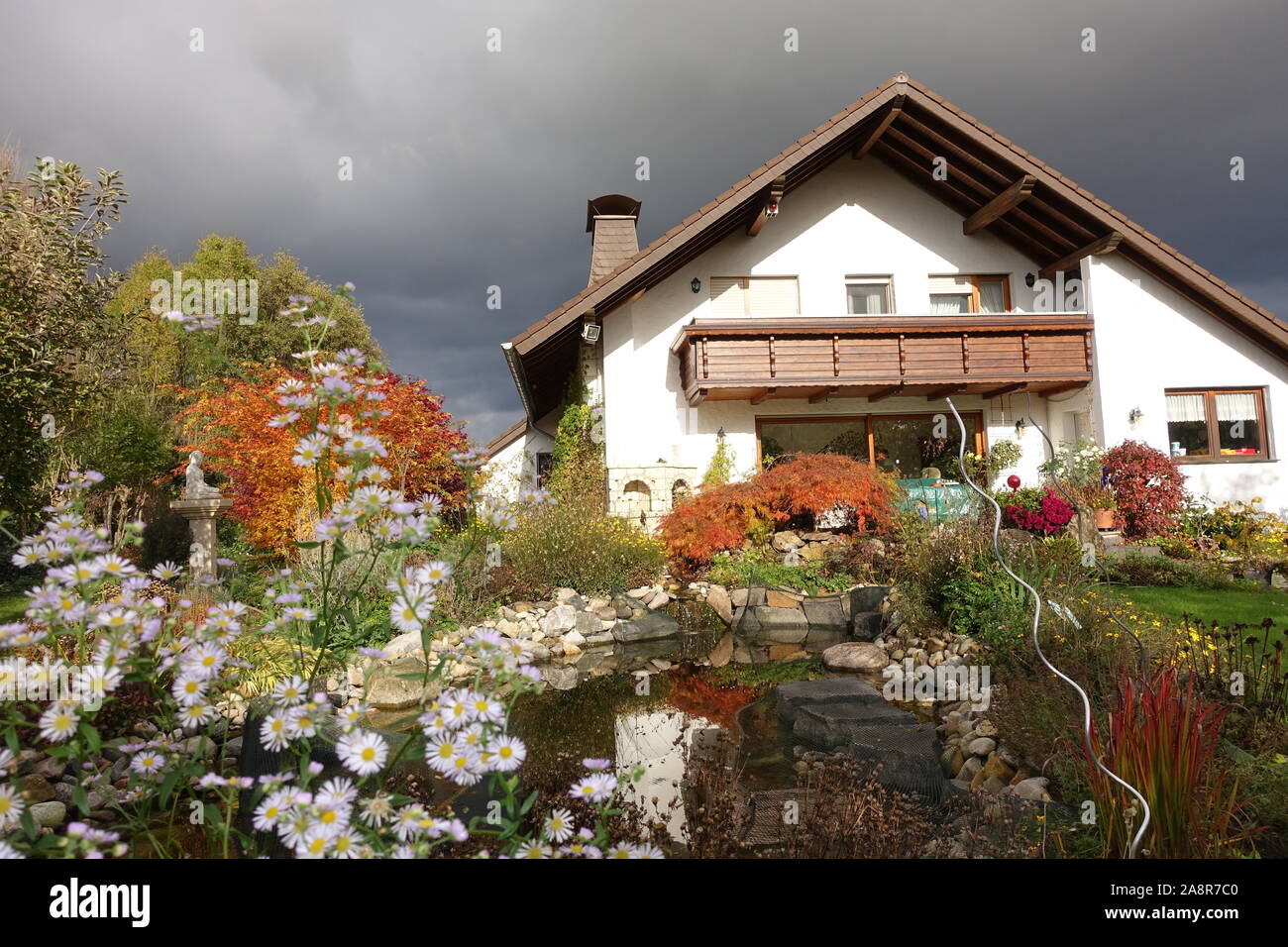 Einfamilienhaus mit Gartenteich im Herbst Stock Photo Alamy