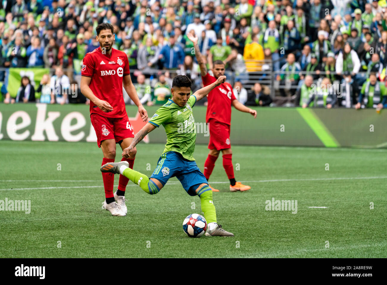 Seattle, USA. 10th Nov, 2019. Raul Ruidiaz (9) takes a shot that finds the back of the net but he is ruled offside. Credit: Ben Nichols/Alamy Live News Stock Photo