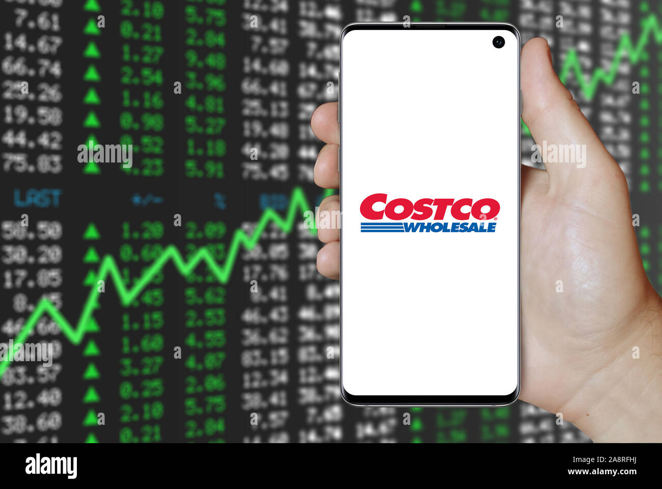 Logo of public company Costco Wholesale Corp. displayed on a smartphone.  Positive stock market background. Credit: PIXDUCE Stock Photo - Alamy